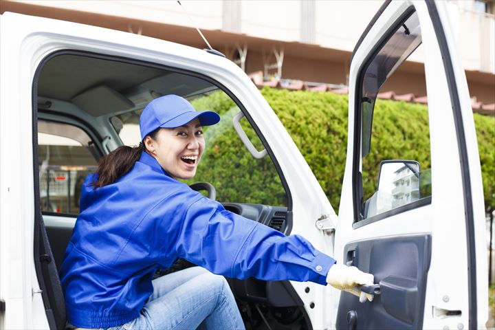 《伊丹市》週払いOK・4ｔ車での工場やセンターへのパンの配送ドライバー！（Web面接OK・週休2日）