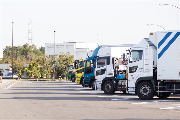 《八代市》週払いOK・4ｔ車での企業向け一般貨物の集配ドライバー！（土日祝休み・日勤）