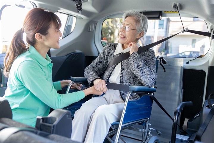 《豊中市》週払いOK・普通車での高齢者施設利用者などの送迎ドライバー！（Web面接OK・WワークOK）