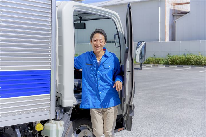 《越谷市》週払いOK・3ｔ～4ｔ車での冷蔵冷凍食品の店舗配送ドライバー！（週休2日・夜勤）
