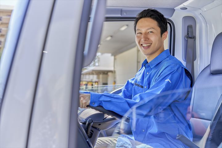 《大阪市住之江区》週払いOK・2ｔ車での企業向け一般貨物の集配ドライバー！（Web面接OK・土日祝休み）