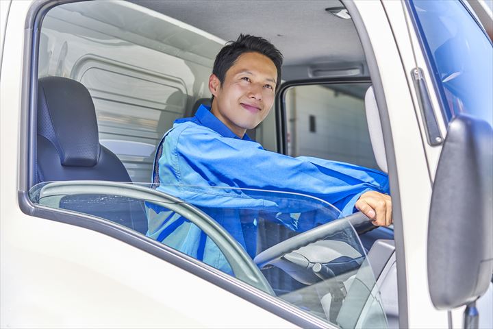 《京都市南区》週払いOK・4ｔ車での企業向け一般貨物の集配ドライバー！（Web面接OK・土日祝休み）
