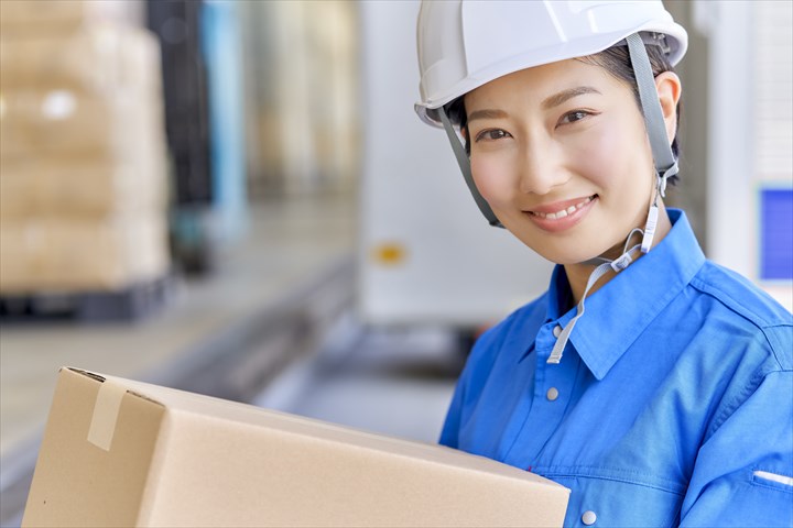 《三郷市》週払いOK・3ｔ～4ｔ車での3温帯食品のセンター間配送ドライバー！（土日のみ・残業ほぼなし）