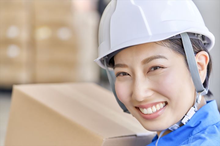 《枚方市》週払いOK・4ｔウイング車での企業向け段ボール製品の配送ドライバー！（土日休み・日勤帯）