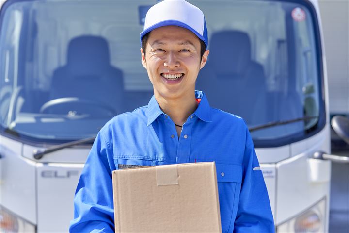 《犬山市》週払いOK・4ｔ車での衣料品の店舗配送ドライバー！（Web面接OK・高収入）