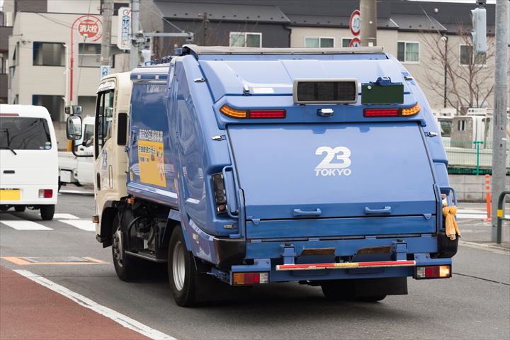 《川口市》週払いOK・4ｔパッカー車での段ボールや古紙の回収ドライバー！（Web面接OK・高収入）