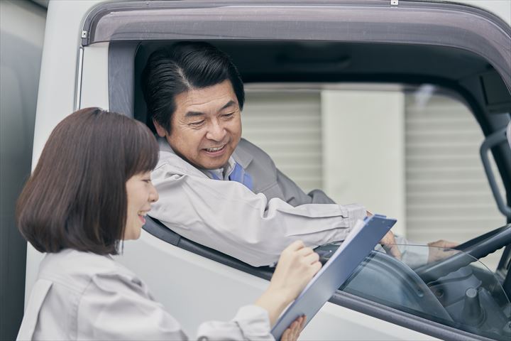 《横浜市緑区》週払いOK・3ｔ車でのコンビニ向けチルド商品の配送ドライバー！（Web面接OK・週休2日）