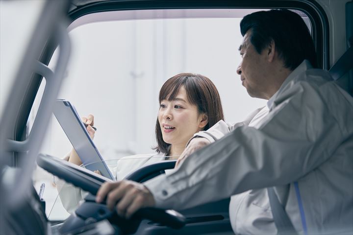 《江東区》週払いOK・2ｔ車での卸問屋への酒類の配送ドライバー！（Web面接OK・高収入）