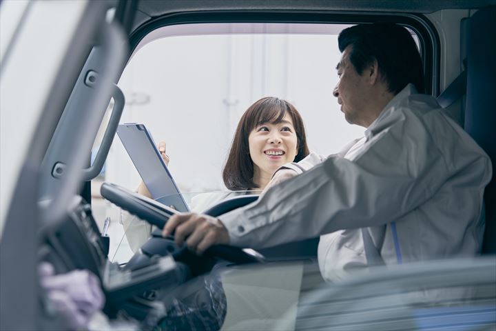 《乙訓郡大山崎町》週払いOK・4ｔ車での食品や雑貨などの店舗配送ドライバー！（Web面接OK・高時給）