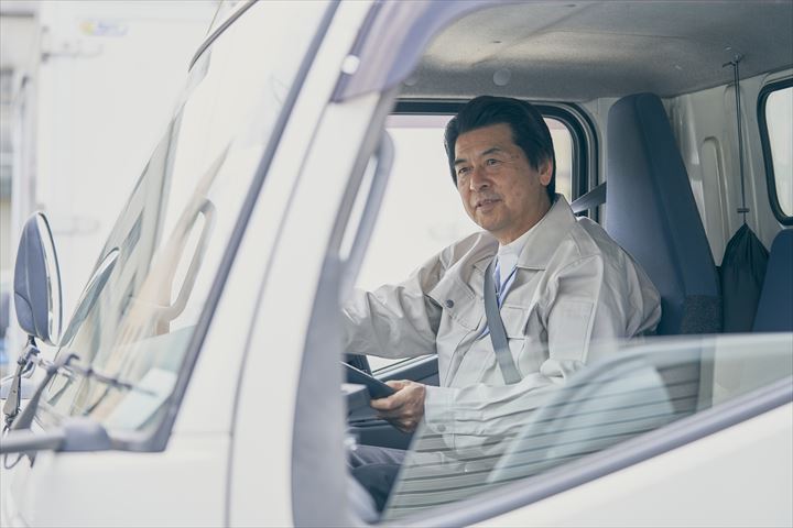 《市川市》週払いOK・4ｔ車でのスーパーへのチルド食品の配送ドライバー！（Web面接OK・高時給）