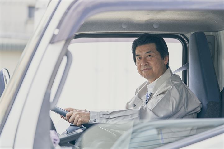 《足立区》週払いOK・4ｔ車での工場や倉庫への金属コイルの配送ドライバー！（Web面接OK・高時給）