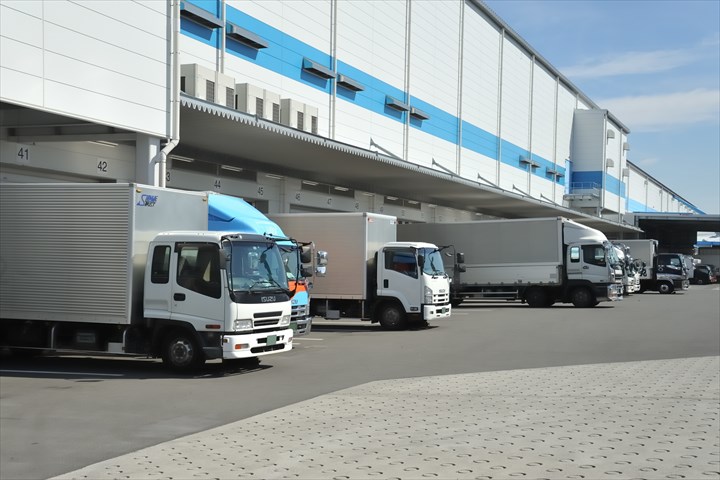 《千葉市美浜区》週払いOK・4ｔ車でのチルド品のセンター間配送ドライバー！（Web面接OK・高時給）