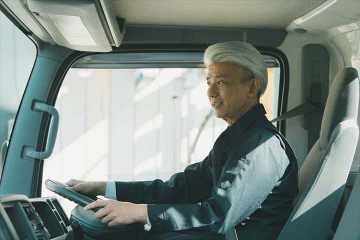《戸田市》週払いOK・4ｔ車での日用品のセンター間配送ドライバー！（Web面接OK・高収入）
