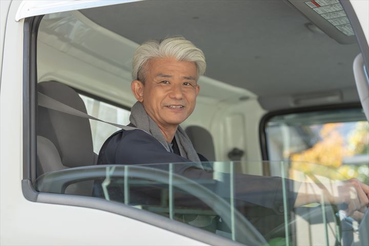 《岩倉市》週払いOK・4ｔ車でのカーショップへのタイヤの配送ドライバー！（高時給・2023年12月末までの短期）