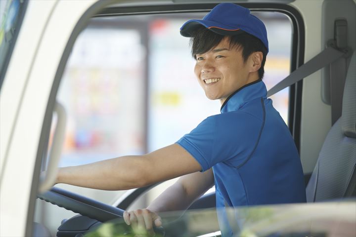 《山口市》週払いOK・2ｔ車での企業向け一般貨物の集配ドライバー！（高収入・土日祝休み）