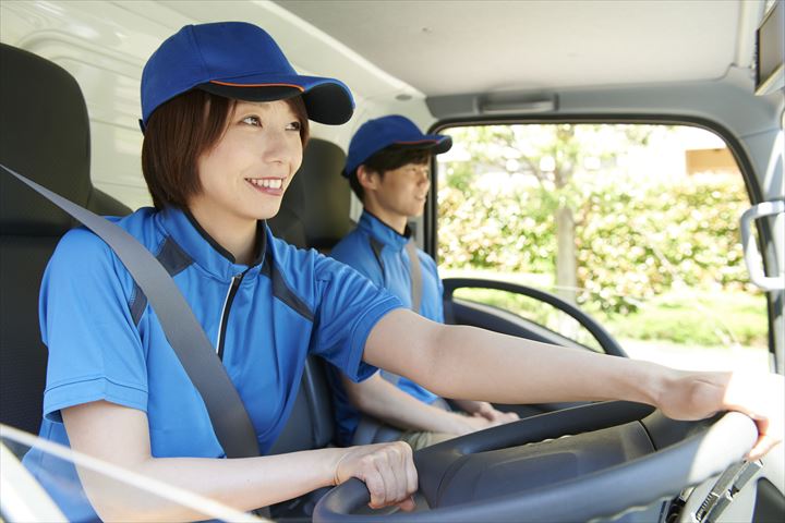 《所沢市》週払いOK・3ｔ車でのコンビニへの食品配送ドライバー！（高収入・週休2日）