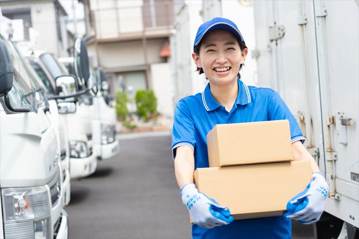 《江戸川区》週払いOK・4ｔ車での企業向け一般貨物の集配ドライバー！（Web面接OK・高時給）