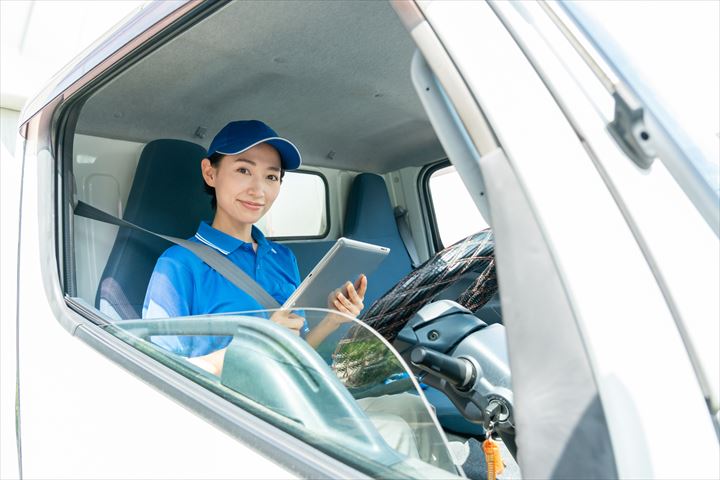 《国立市》週払いOK・2ｔ車での書籍のコンビニ配送ドライバー！（Web面接OK・高時給）