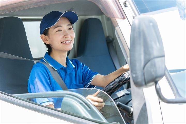 《柏市》週払いOK・4ｔ車でのスーパーへの日配品等の配送ドライバー！（高収入・週休2日）