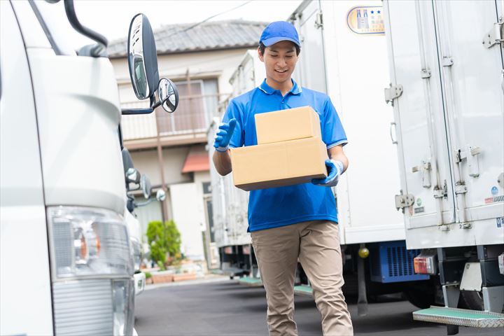 《久世郡久御山町》週払いOK・2ｔ車での企業向け一般貨物の集配ドライバー！（Web面接OK・土日祝休み）