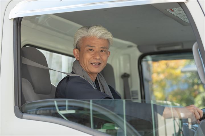 《立川市》週払いOK・4ｔ車でのチルドやドライ品の店舗配送ドライバー！（Web面接OK・高収入）