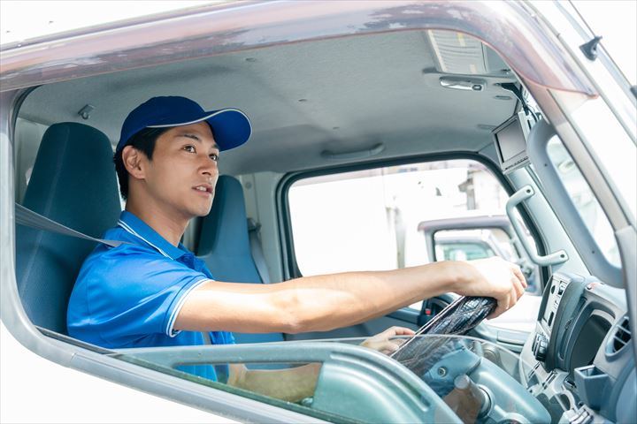 《茨木市》週払いOK・4ｔ車での常温商品のコンビニ配送ドライバー！（Web面接OK・週休2日）