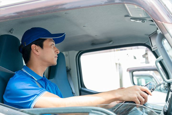 《さいたま市緑区》週払いOK・3ｔ車での3温帯食品と雑貨の店舗配送ドライバー！（Web面接OK・高収入）