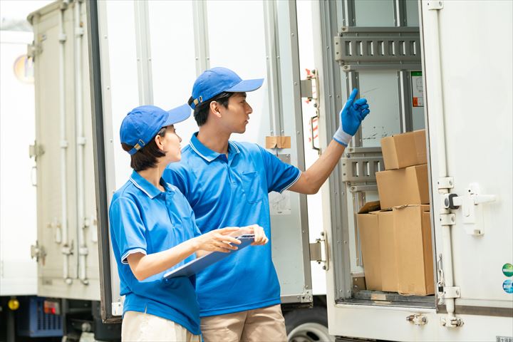 《富士見市》週払いOK・4ｔ車での食品の店舗配送ドライバー！（高収入・週休2日）