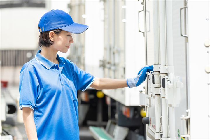 《横浜市泉区》週払いOK・2ｔ車での家具等の配送ドライバー！（AT限定OK・週休2日）