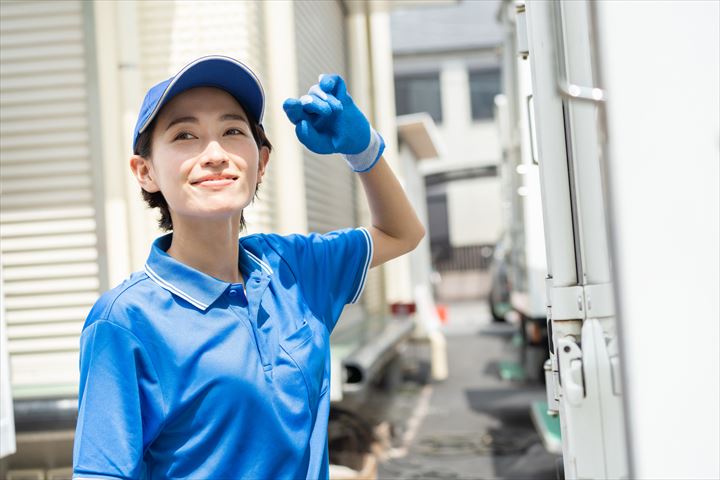 《久世郡久御山町》週払いOK・2ｔ車でのスーパーや飲食店への食品の配送ドライバー！（Web面接OK・時間外勤務ほぼ無し）
