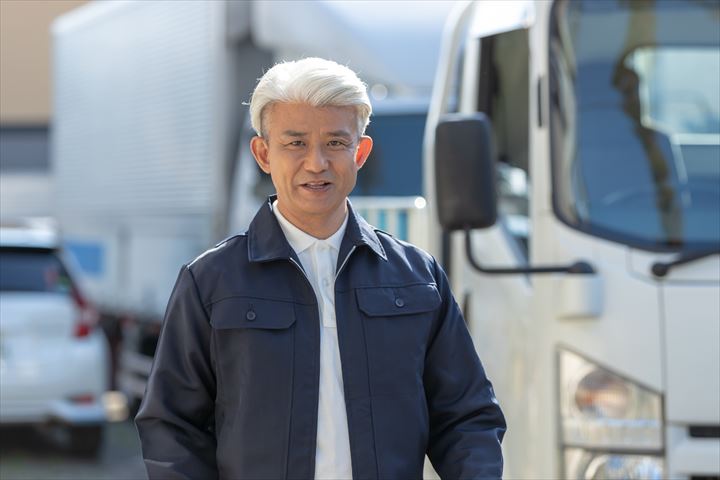 《茨木市》週払いOK・4ｔ車での段ボールなど紙製品の配送ドライバー！（週休2日・高時給）