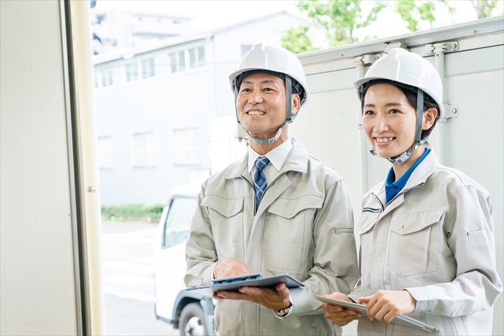 《町田市》週払いOK・4ｔ車でのコンビニ向けチルド商品のセンター間配送ドライバー！（ルート配送・週休2日）