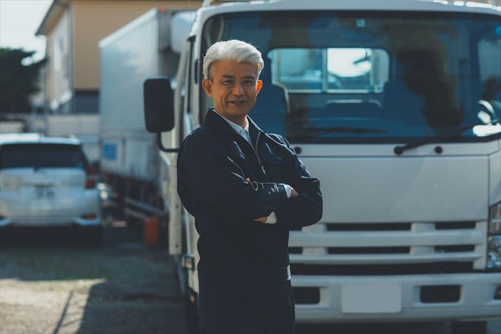 《入間郡三芳町》週払いOK・3ｔ車でのコンビニへの食品ルート配送ドライバー！（週休2日・トラック未経験相談OK）