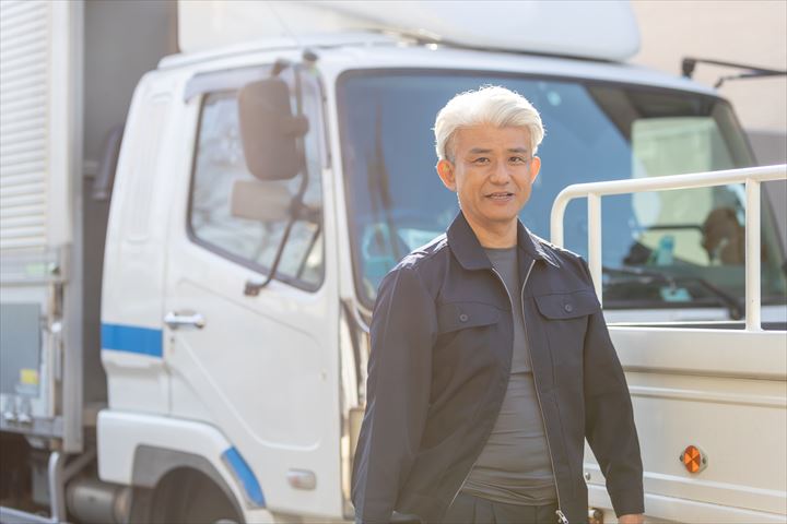 《西脇市》週払いOK・4ｔ車での企業向け一般貨物の集配ドライバー！（Web面接OK・土日祝休み）