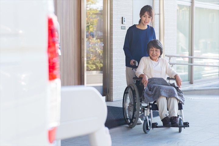 《春日井市》週払いOK・1BOXでの施設利用者の送迎ドライバー！（業務延長ほぼ無し・AT限定OK）