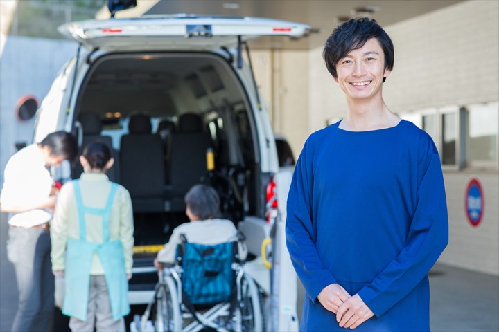 《墨田区》週払いOK・普通車でのデイサービス利用者の送迎ドライバー！（土日休み・高時給）