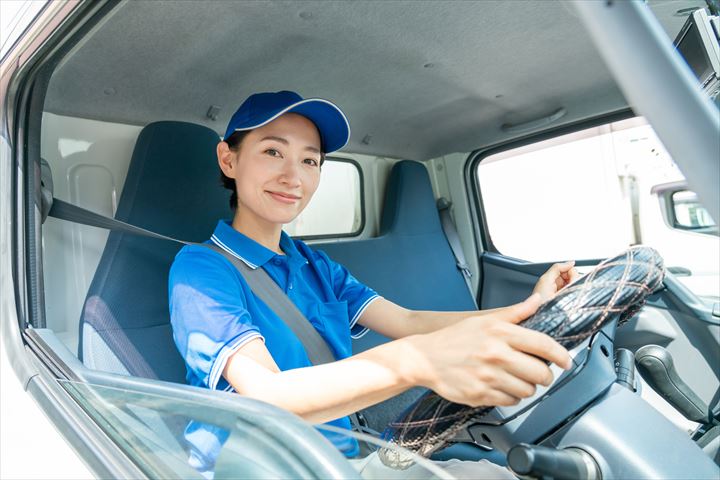 《三島市》週払いOK・3ｔ箱車での飲料品の店舗配送ドライバー！（週休2日・日勤）