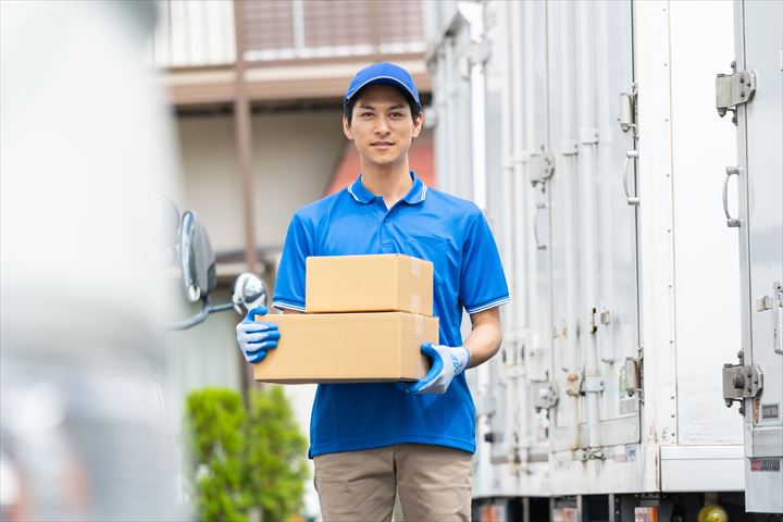 《小牧市》週払いOK・3ｔ車でのコンビニ商品配送ドライバー！（シニア活躍中・トラック未経験OK）