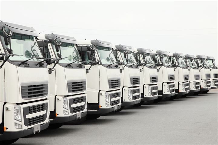 《京都市伏見区》週払いOK・4ｔ車での外食チェーン店などへの食材の配送ドライバー！（Web面接OK・土日休み）