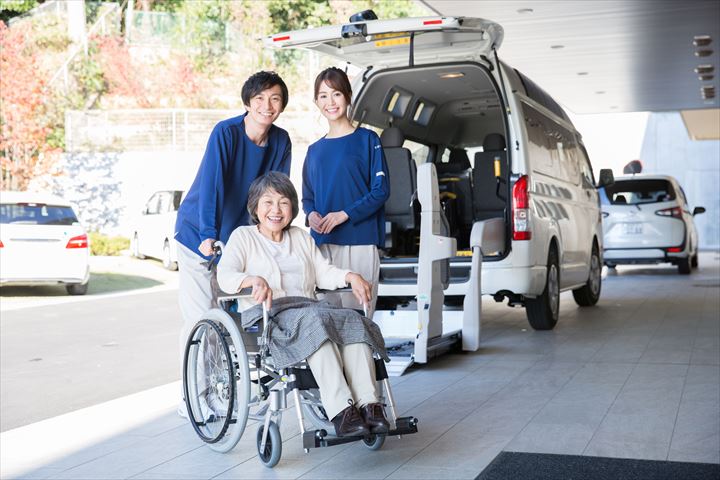 《世田谷区》週払いOK・ハイエースでのデイサービス利用者の送迎ドライバー！（Wワーク歓迎・シニア活躍中）