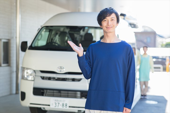 《中央区》週払いOK・普通車での施設利用者の送迎ドライバー！（高時給・シニア活躍中）