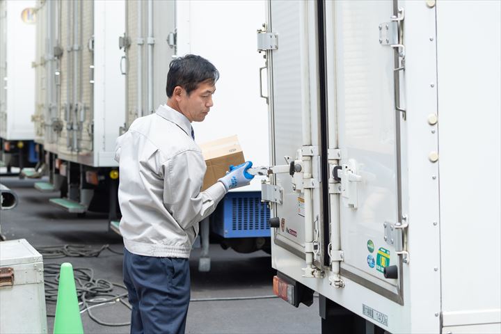 《座間市》週払いOK・3ｔ車でのチルド食品の店舗配送ドライバー！（シニア活躍・高時給）