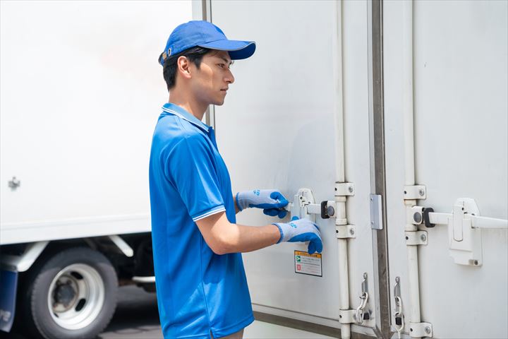 《船橋市》週払いOK・3ｔ車でのコンビニへのチルド品配送ドライバー！（Web面接OK・ルート配送）