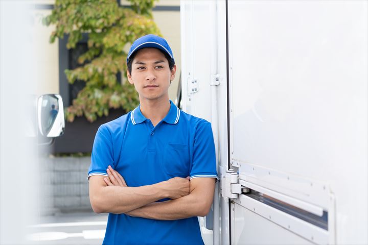 《千葉市美浜区》週払いOK・4ｔ車での精肉のセンター間配送ドライバー！（Web面接OK・週休2日）