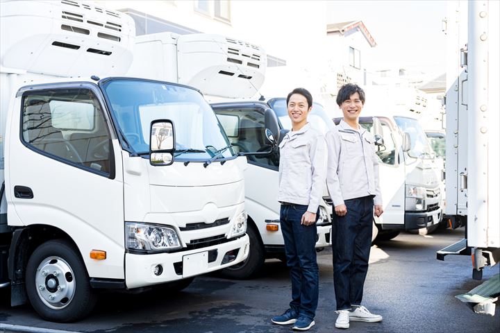 《茨木市》週払いOK・4ｔ車でのスーパーやセンターへのチルド食品の配送ドライバー！（Web面接OK・週休2日）