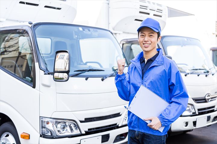 《戸田市》週払いOK・4ｔ車でのコンビニへの常温品の配送ドライバー！（Web面接OK・高収入）