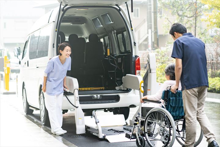 《大和市》週払いOK・普通車での個人宅から施設間の送迎ドライバー！（Web面接OK・高時給）