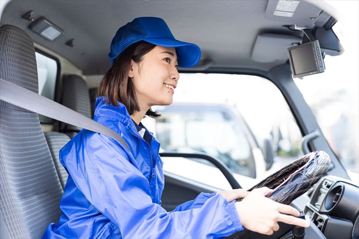 《豊川市》週払いOK・3ｔ車での店舗への3温帯食品の配送ドライバー！（Web面接OK・週休2日）