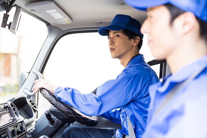 《富士宮市》週払いOK・4ｔ車での卵の仕分け作業と構内運搬ドライバー！（負担少なめ・週休2日）