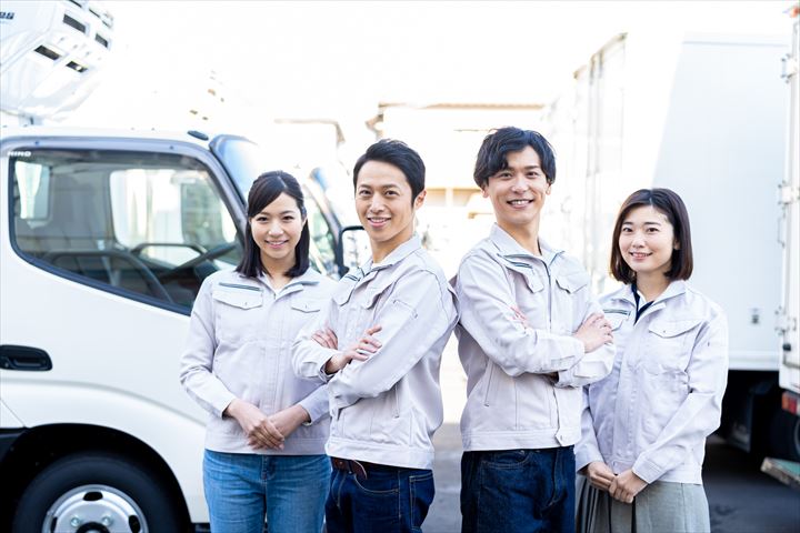 《小牧市》週払いOK・3ｔ車での常温、冷蔵食品の店舗配送ドライバー！（未経験OK・短時間5:00～12:00）